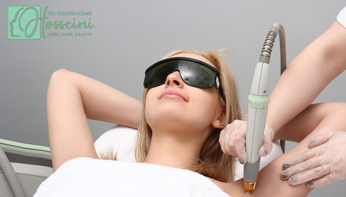 خانمی با عینک محافظ در حال  لیزر فول بادی در کلینیک زیبایی